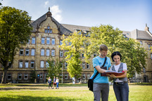 Blick auf eines der historischen Gebaeude auf dem Campus Westerberg umgeben von einer schoene  Gruenflaeche.